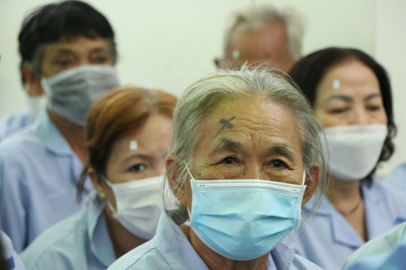 NHỮNG ĐÔI MẮT ĐƯỢC SÁNG TỪ YÊU THƯƠNG