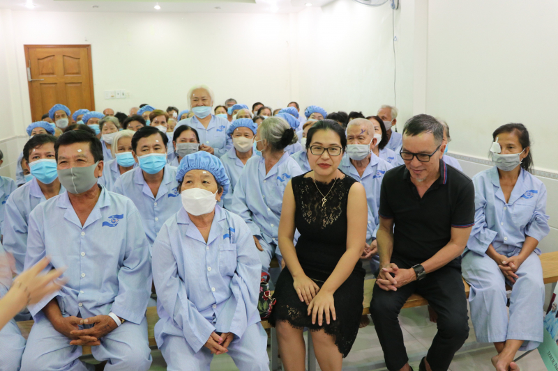 NHỮNG ĐÔI MẮT ĐƯỢC SÁNG TỪ YÊU THƯƠNG