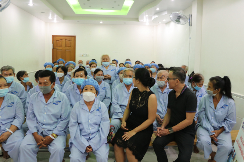 NHỮNG ĐÔI MẮT ĐƯỢC SÁNG TỪ YÊU THƯƠNG
