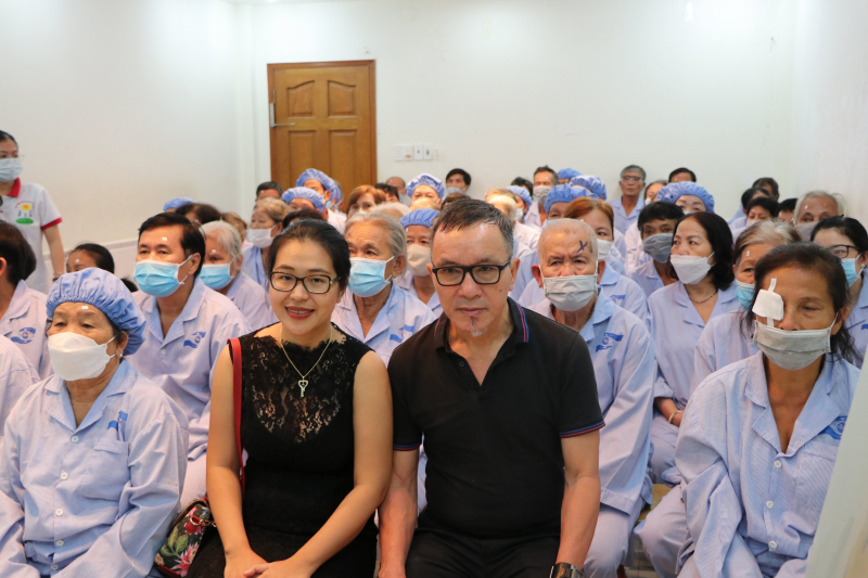 NHỮNG ĐÔI MẮT ĐƯỢC SÁNG TỪ YÊU THƯƠNG