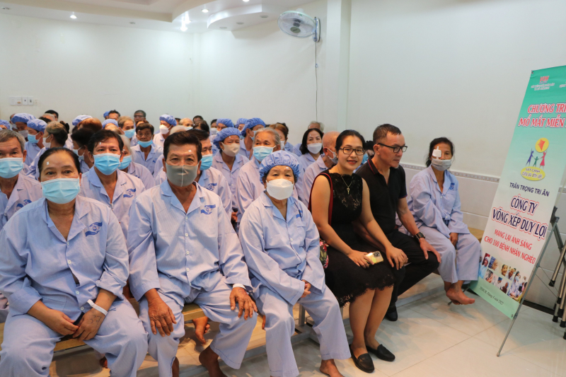 NHỮNG ĐÔI MẮT ĐƯỢC SÁNG TỪ YÊU THƯƠNG