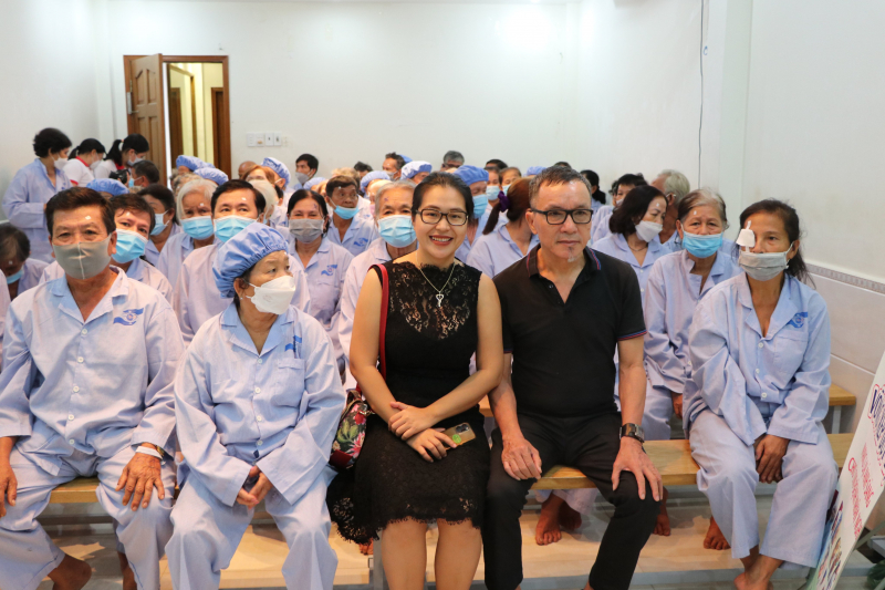 NHỮNG ĐÔI MẮT ĐƯỢC SÁNG TỪ YÊU THƯƠNG