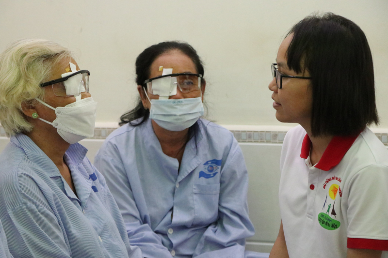 NHỮNG ĐÔI MẮT ĐƯỢC SÁNG TỪ YÊU THƯƠNG