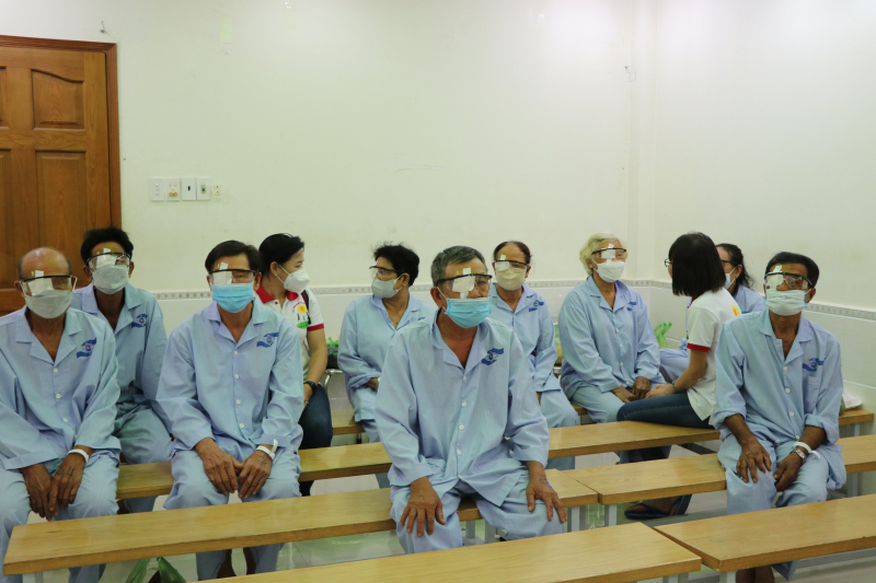 NHỮNG ĐÔI MẮT ĐƯỢC SÁNG TỪ YÊU THƯƠNG