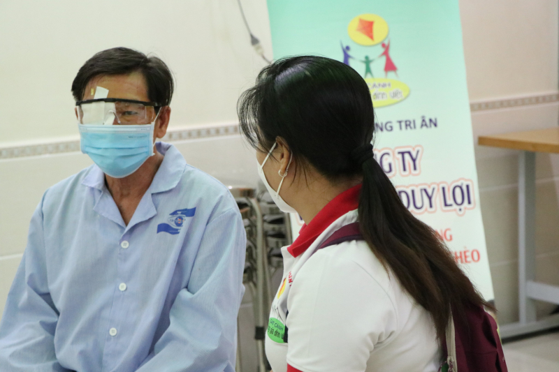 NHỮNG ĐÔI MẮT ĐƯỢC SÁNG TỪ YÊU THƯƠNG