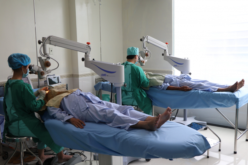 NHỮNG ĐÔI MẮT ĐƯỢC SÁNG TỪ YÊU THƯƠNG