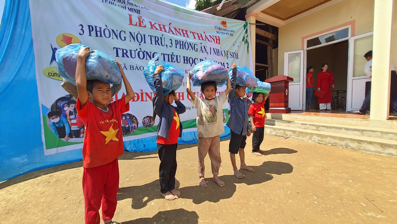 THƯ GỬI CÁC CÔ BÉ, CẬU BÉ KỲ SƠN